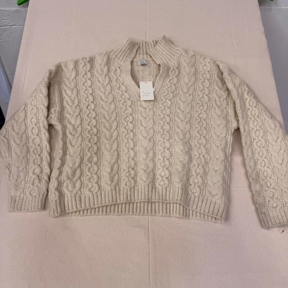 Cream cable knit sweater‎